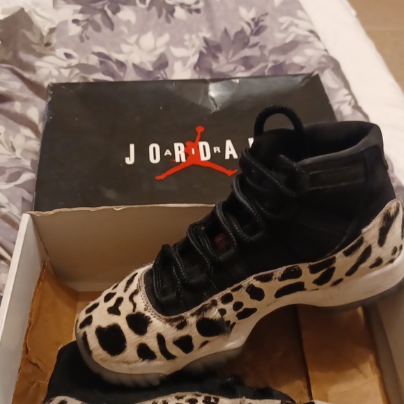 Women's air Jordan 11 retror size 7.5 gently used, no stains or scratches. - Picture 3 of 3